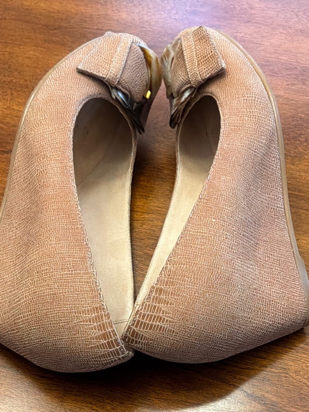 Stuart Weitzman Tan Leather Bow Flats with Tortoiseshell Accent - Picture 6 of 10